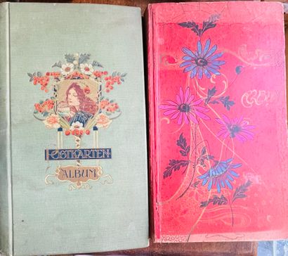 Un ensemble de cinq albums de cartes postales,...