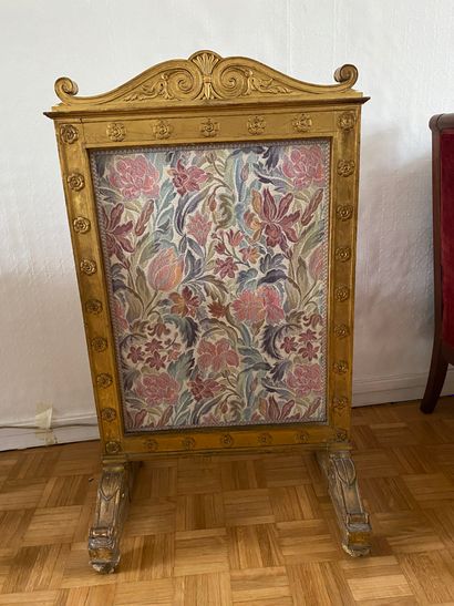 Écran de cheminée en bois doré et sculpté....