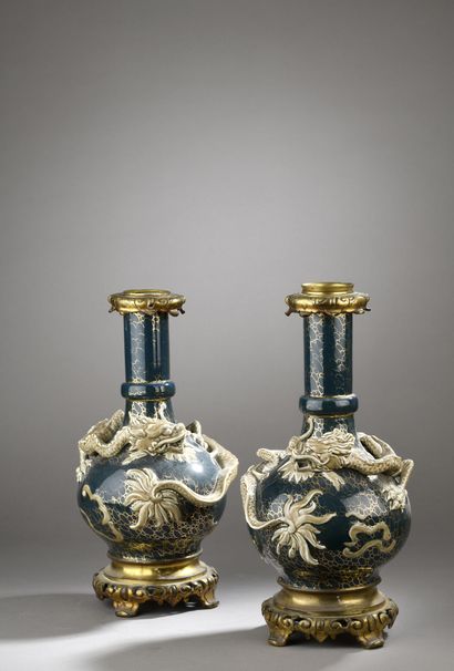 Paire de vases bouteille en porcelaine à...