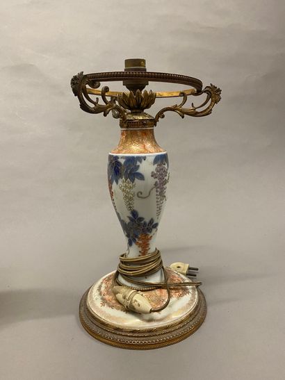 Trois lampes en bronze, faïence fine ou porcelaine...