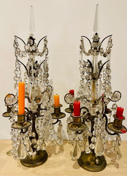 Paire de girandoles à trois lumières agrémentées...