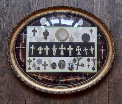 Un tableau ovale : composition de croix en...