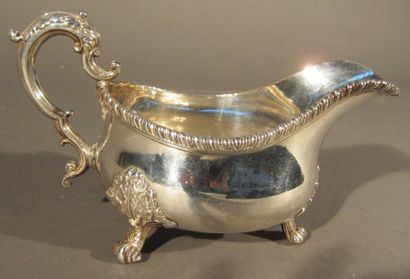 Saucière en métal argenté uni d'une moulure...