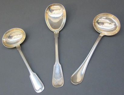 Trois cuillères de modèle différent en argent...