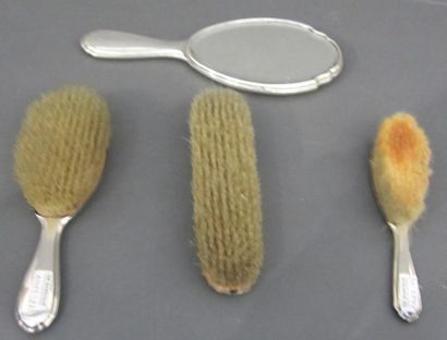 Nécessaire de toilette en argent (quatre...