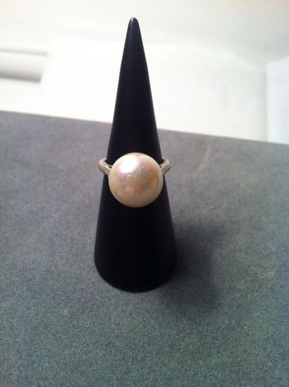 Importante bague monture en argent, perle...