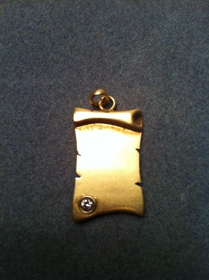 Pendentif en or jaune en forme de parchemin...