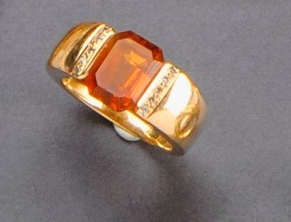 Bague en or jaune ornée d'une citrine ambrée,...