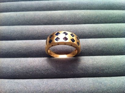 Bague moderne en or jaune et pavage de saphirs,...