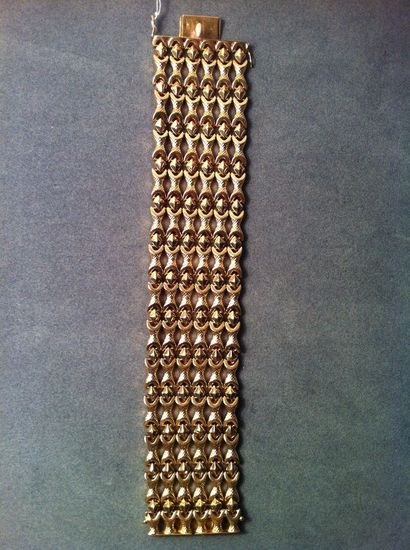 Bracelet manchette ciselé en or jaune, poids...