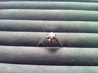 Solitaire en or gris orné d'un diamant taille...