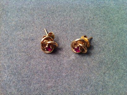 Paire de boucles or 9 carats, ornée de pierres...