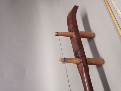 Tro-ï bowed fiddle, Cambodia with bow
L :...