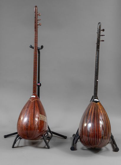 Set of two Turkish saz including :
- a long-neck...