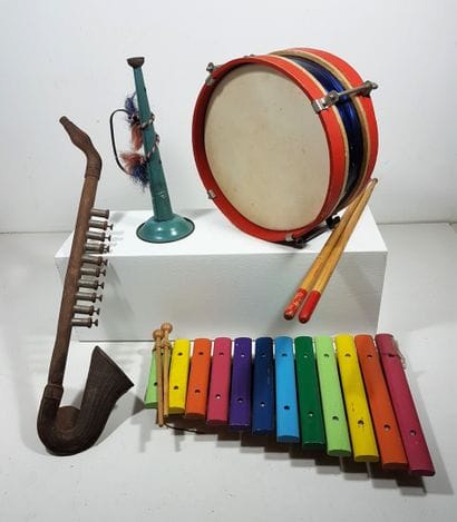 Old musical toys :
- xylophone with mallets...