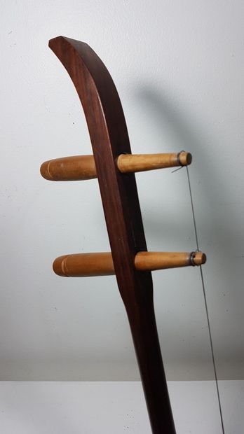 Tro-ï bowed fiddle, Cambodia with bow
L :...