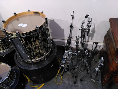 Drum kit including :
- Sonor Designer bass...