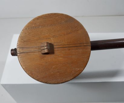 Tro-ï bowed fiddle, Cambodia with bow
L :...