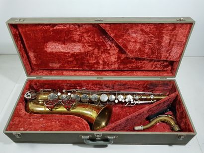 Engraved tenor saxophone STUDIUM DOLNET n°...