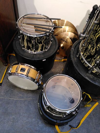 Drum kit including :
- Sonor Designer bass...
