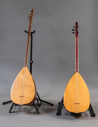 Set of two Turkish saz including :
- a long-neck...