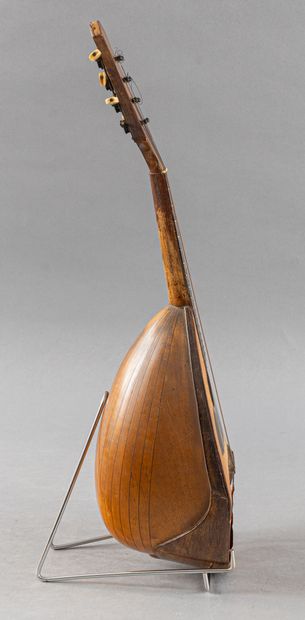 Neapolitan mandolin in need of restoration.
In...