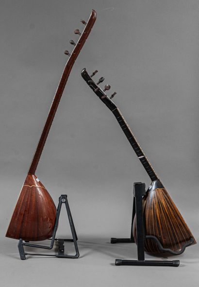 Set of two Turkish saz including :
- a long-neck...