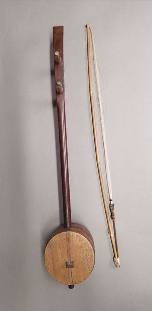 Tro-ï bowed fiddle, Cambodia with bow
L :...