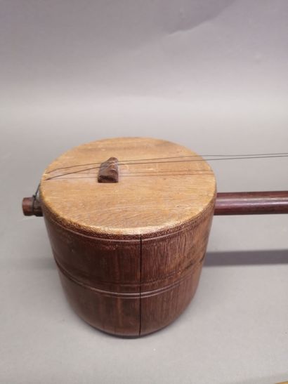 Tro-ï bowed fiddle, Cambodia with bow
L :...