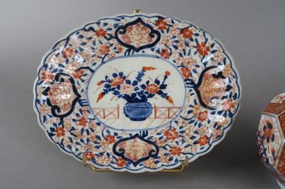 Vase et coupe en porcelaine à décor Imari...