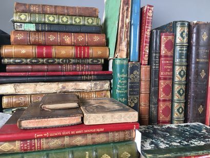 Un fort lot de livres brochés dont Les Misérables...