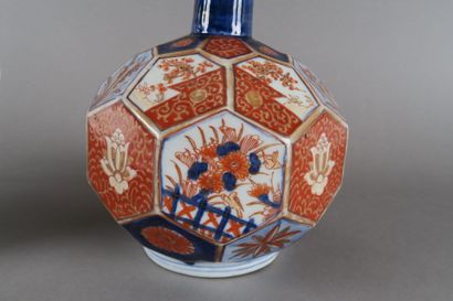 Vase et coupe en porcelaine à décor Imari...