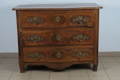 Commode en noyer à façade légèrement mouvementée...