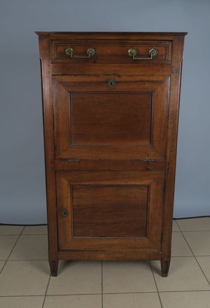 Secrétaire en noyer mouluré en plate-bande...