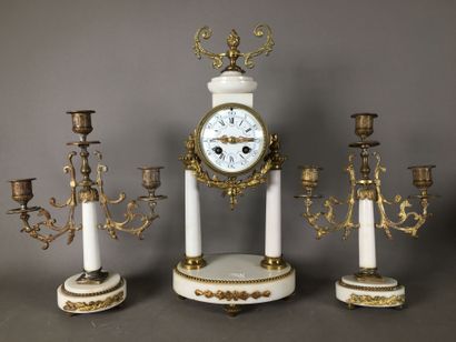 Garniture de cheminée en onyx blanc, à décor...