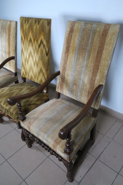 Paire de fauteuils en bois fruitier à haut...
