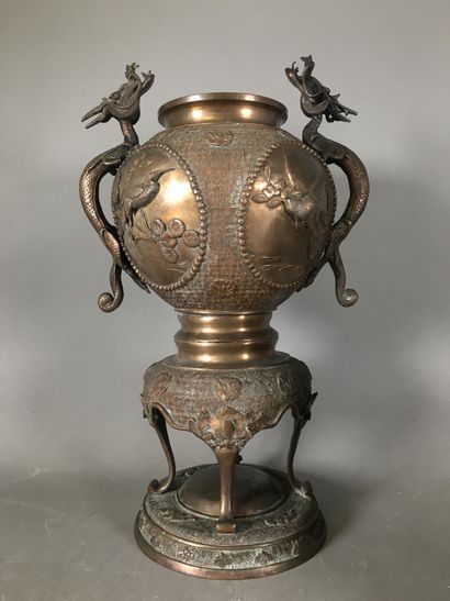 ASIE - XXe siècle
Brûle-parfum en métal à...