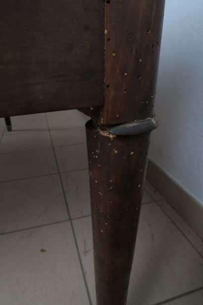 Bureau plat en noyer et placage de noyer,...