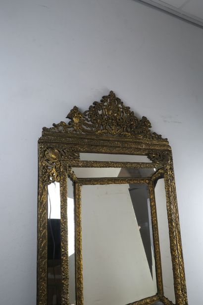 Grand miroir à parecloses à décor floral...