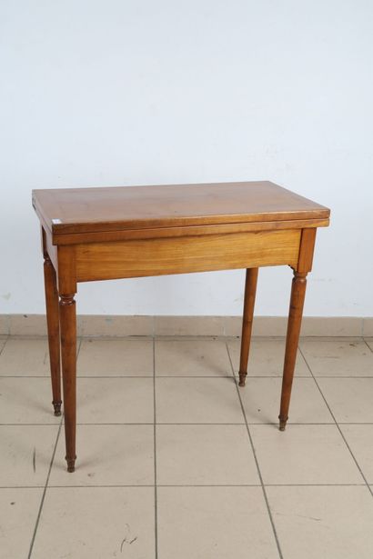 Table à jeux en merisier; plateau portefeuille...