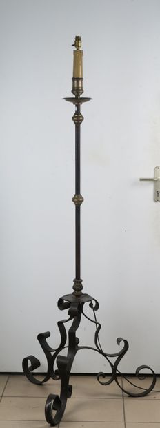 Lampadaire en fer forgé tripode
XXe siècle...
