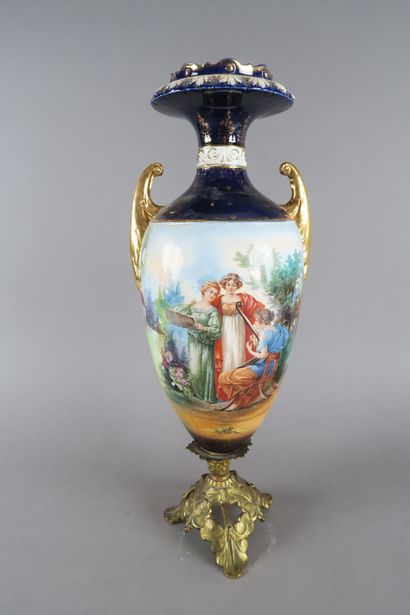 Amphore en porcelaine à décor polychrome...