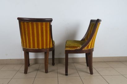 Paire de chaises gondoles en acajou et placage...