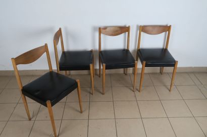 Quatre chaises en bois naturel à dossier...