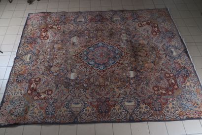 IRAN
Tapis Kashmar en laine à décor de vase...
