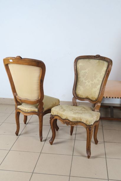 Paire de chaises en noyer mouluré et sculpté...