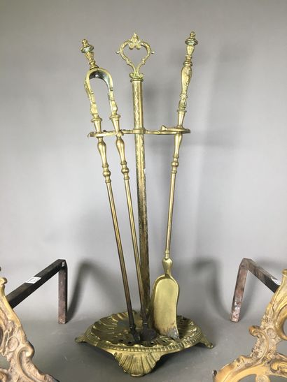 Paire de chenets et nécessaire de cheminée...