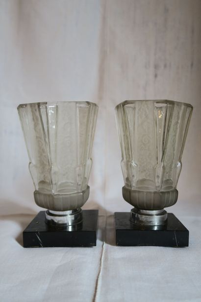 Paire de vases en verre moulé pressé, base...