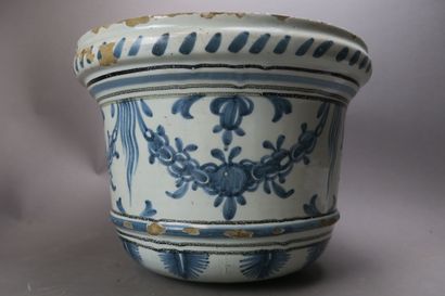 NEVERS
Vase en faïence
XVIIIe siècle
H. 22...