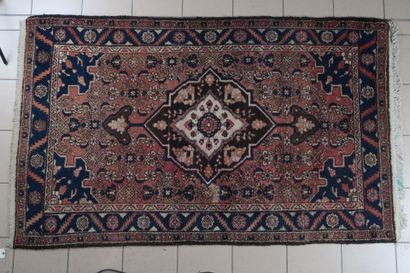 Tapis mécanique en laine à décor géométriques...